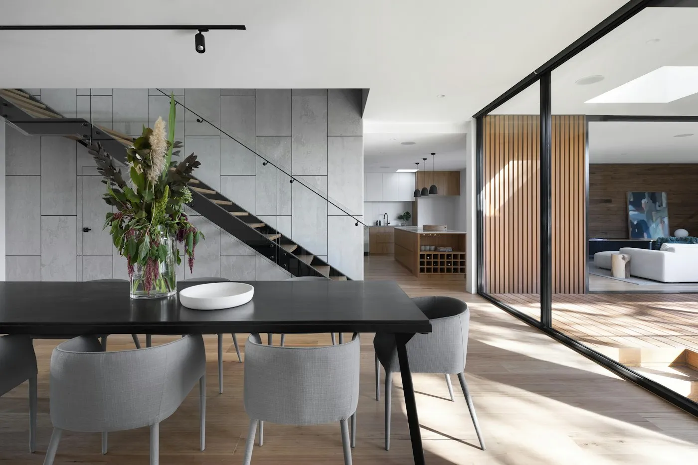 Inspiration : grandes ouvertures dans un salon contemporain